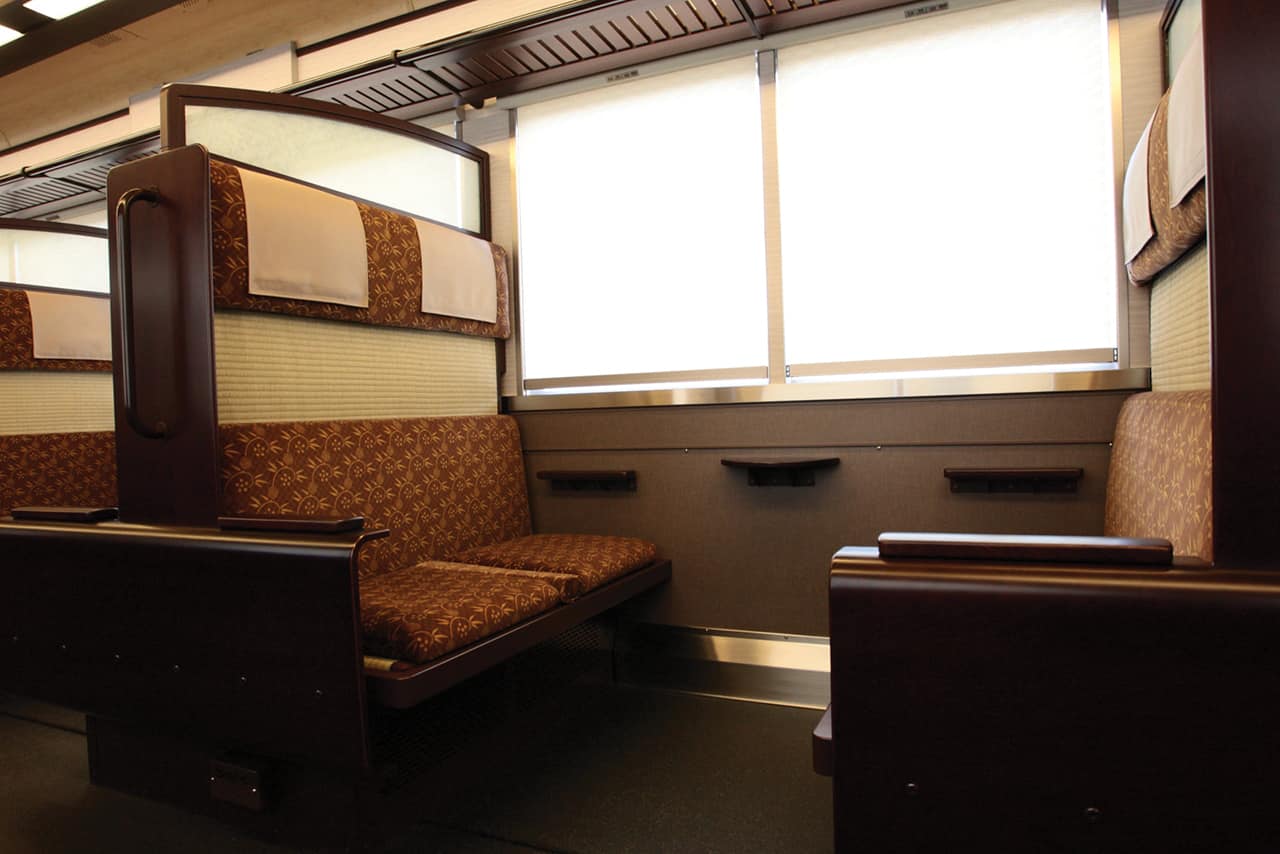 ภายในรถไฟ Kyo Train ขึ้นได้โดยใช้บัตร Hankyu Tourisit Pass มายังอาราชิยาม่า (Arashiyama) ในเกียวโต 