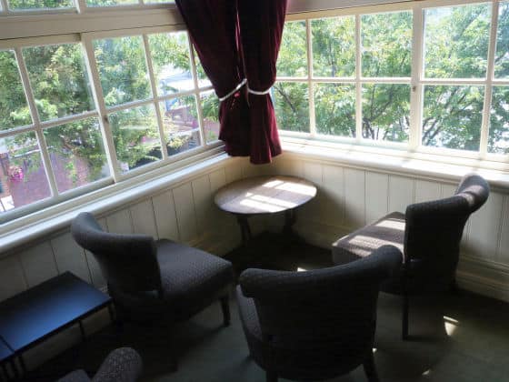 มุมที่สามารถมองดูวิวด้านนอกของร้าน Starbucks Coffee Kobe Kitano Ijinkan