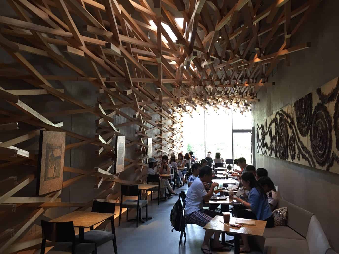 การตกแต่งภายในร้าน Starbucks Coffee Dazaifutenmangu Omotesando