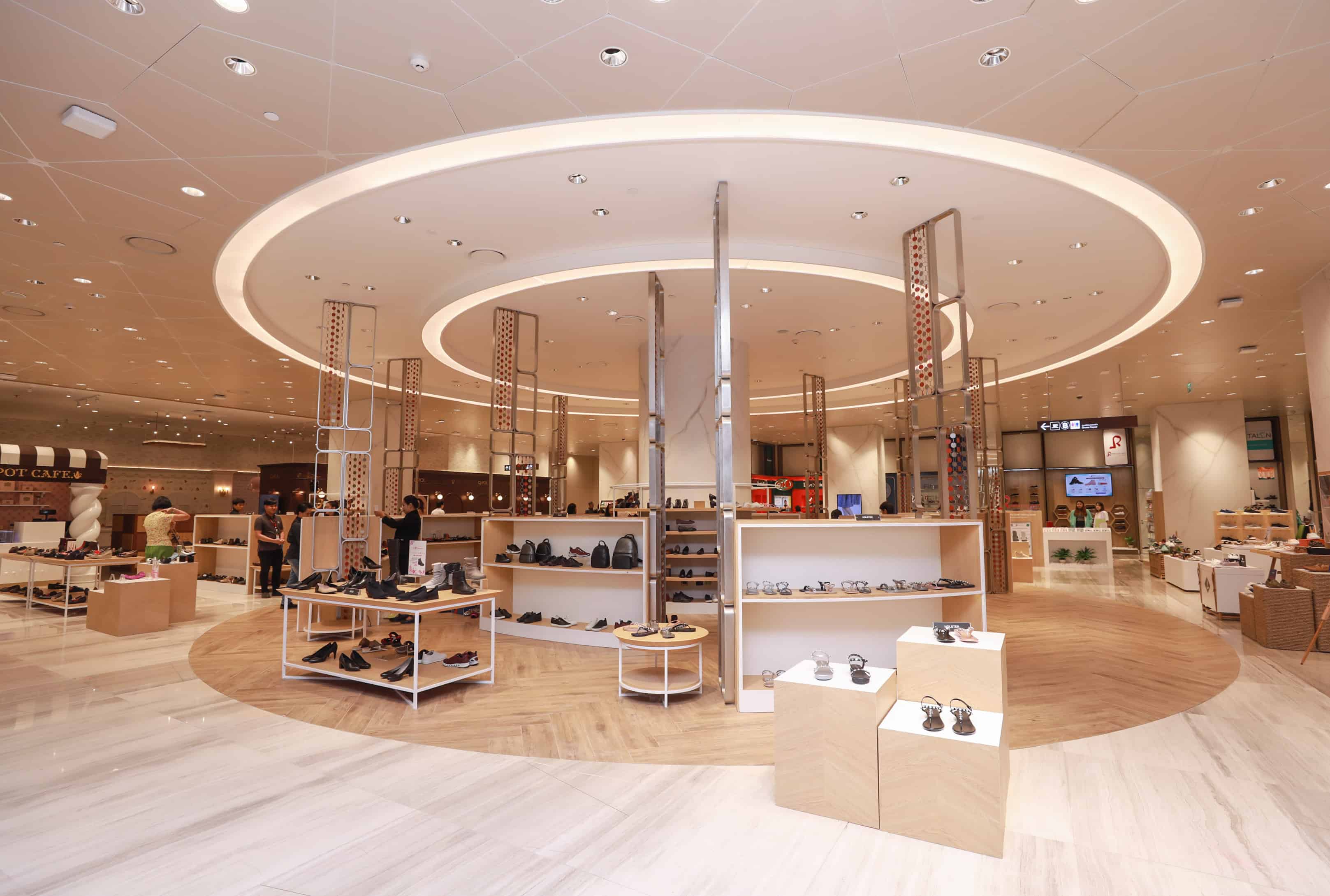 โซนรองเท้าของห้างสยามทาคาชิมายะ (Siam Takashimaya)