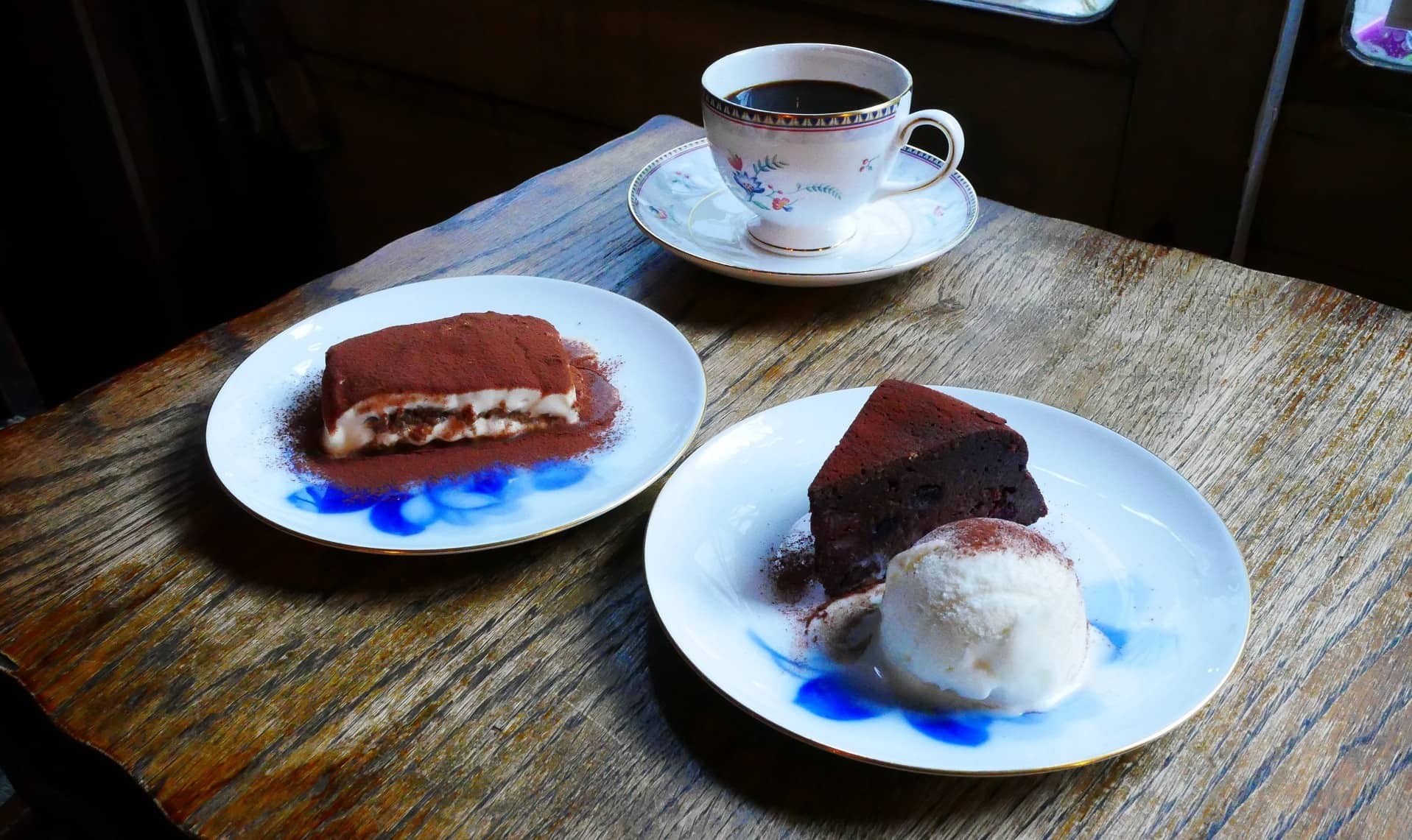 คาเฟ่ร้านหนังสือ ARABIQ Book & Cafe ที่ย่าน Nakazakicho ในโอซาก้า