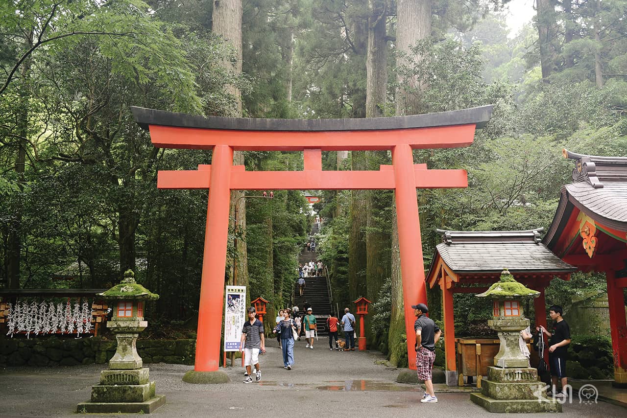 ศาลเจ้าประจำเมืองแห่งนี้ ตั้งอยู่ที่ตีนเขาฮาโกเน่ ริมทะเลสาบอาชิ (Lake Ashi)