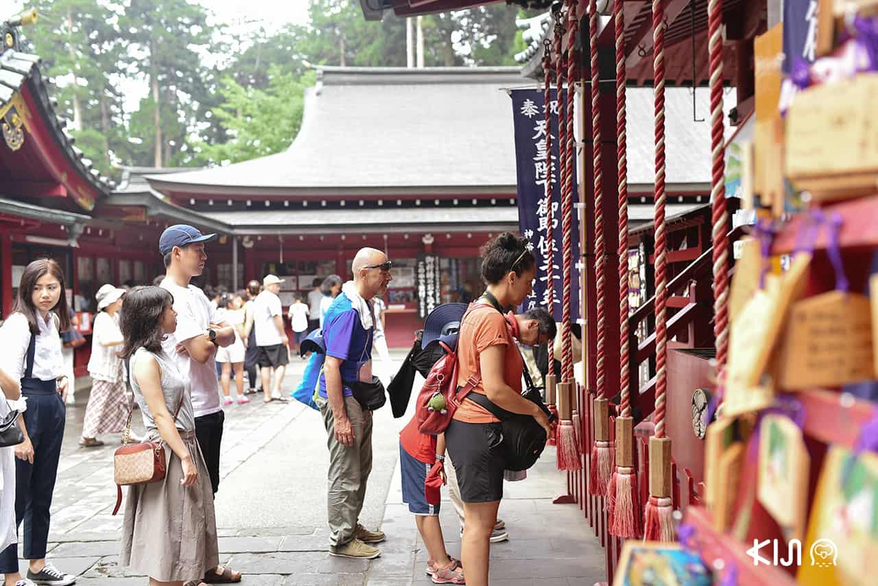 ผู้คนในศาลเจ้าฮาโกเน่ (Hakone Shrine)