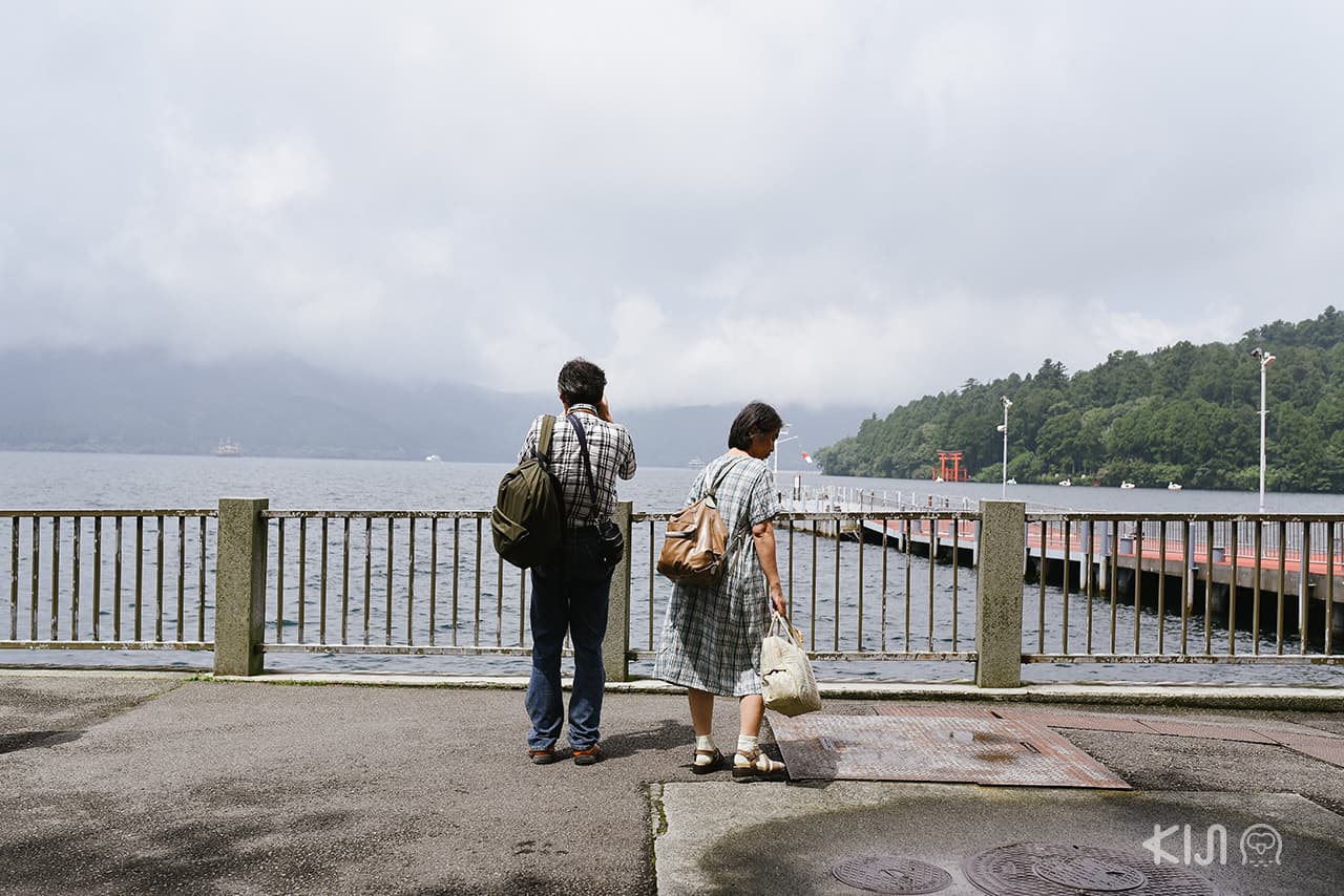 นักท่องเที่ยวมาถ่ายรูปกันที่ริมทะเลสาบอาชิ (Lake Ashi)