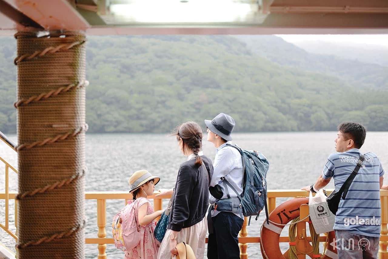 นักท่องเที่ยวบนเรือ Hakone Sightseeing Cruise