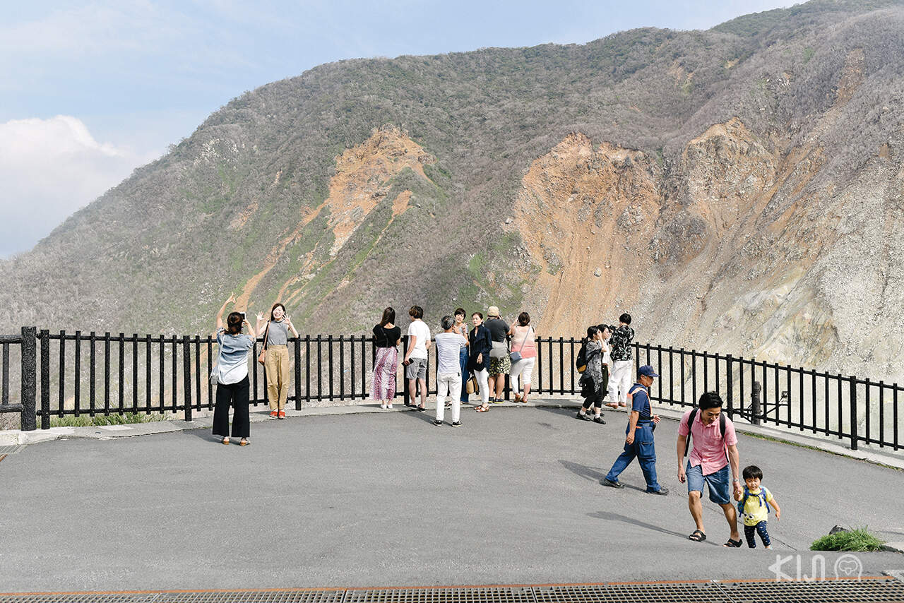 นักท่องเที่ยวที่หุบเขาโอวาคุดานิ (Owakudani)