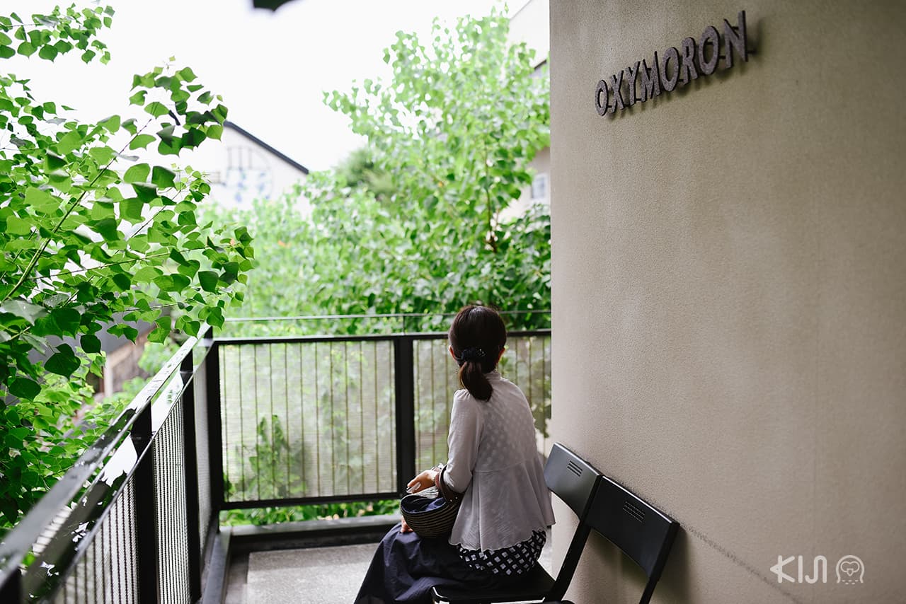 ที่นั่งหน้าร้าน Oxymaron