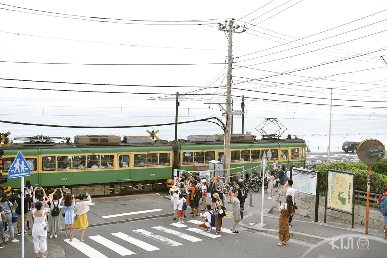 รถไฟสีเขียวสายเอโนะเด็น (Enoden) ที่สถานีรถไฟ Kamakurakokomae
