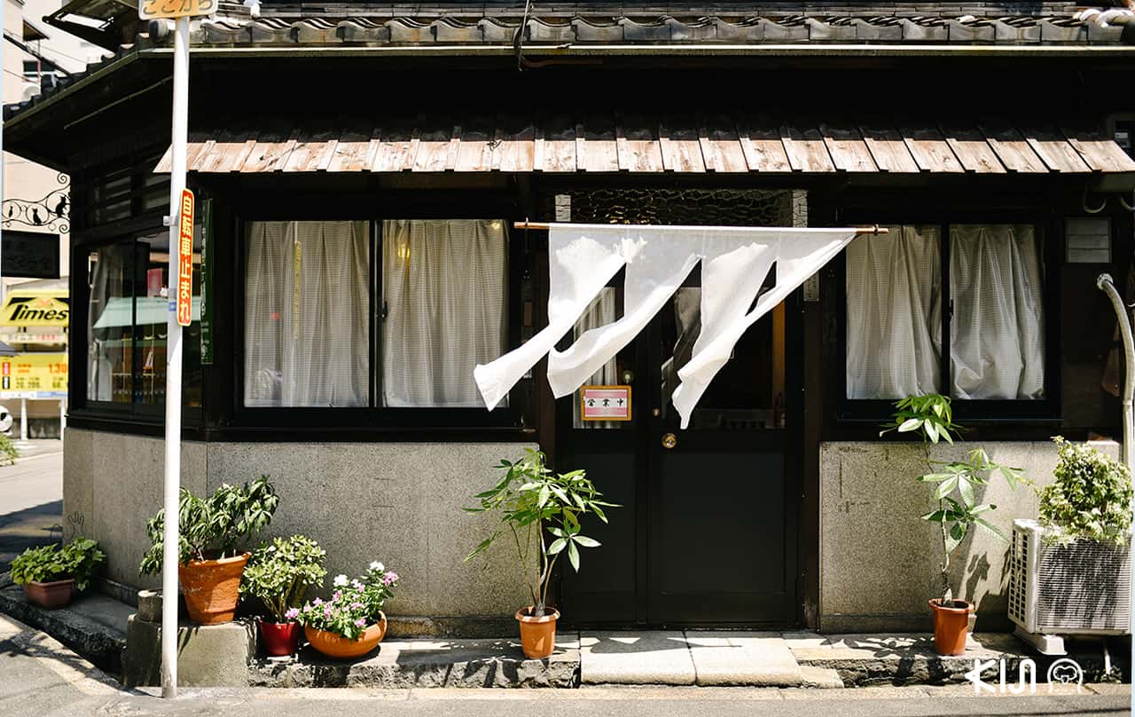 ด้านหน้าร้านขายแปรงแต่งหน้า Sakurado ย่าน Nakazakicho ในโอซาก้า