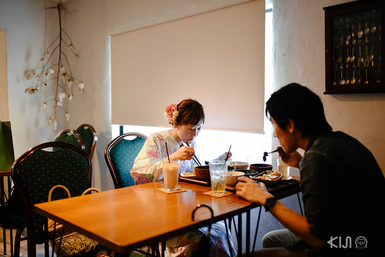 บรรยากาศในร้านอาหารออร์แกนิคย่าน Nakazakicho ในโอซาก้า