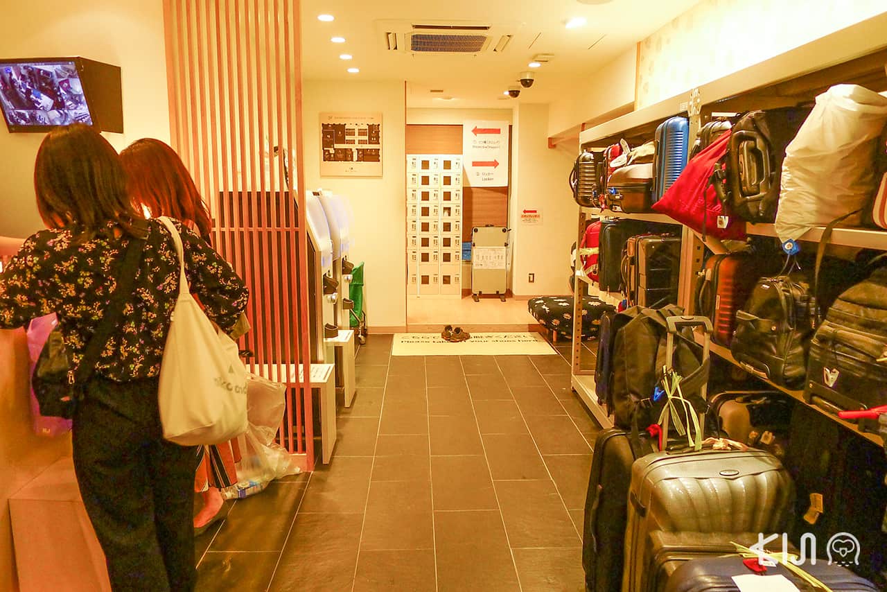 โซนเก็บกระเป๋าภายในโรงแรมพรีเมียมแคปซูล Tokyo Ginza Bay Hotel 