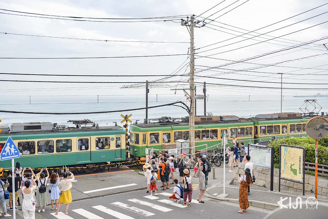 นักท่องเที่ยวมากมายไปถ่ายรูปกันที่ Kamakurakokomae Station