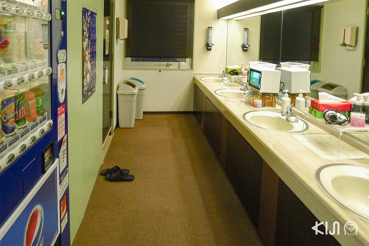 บรรยากาศของห้องน้ำภายในโรงแรมแคปซูล Capsule Inn Sapporo