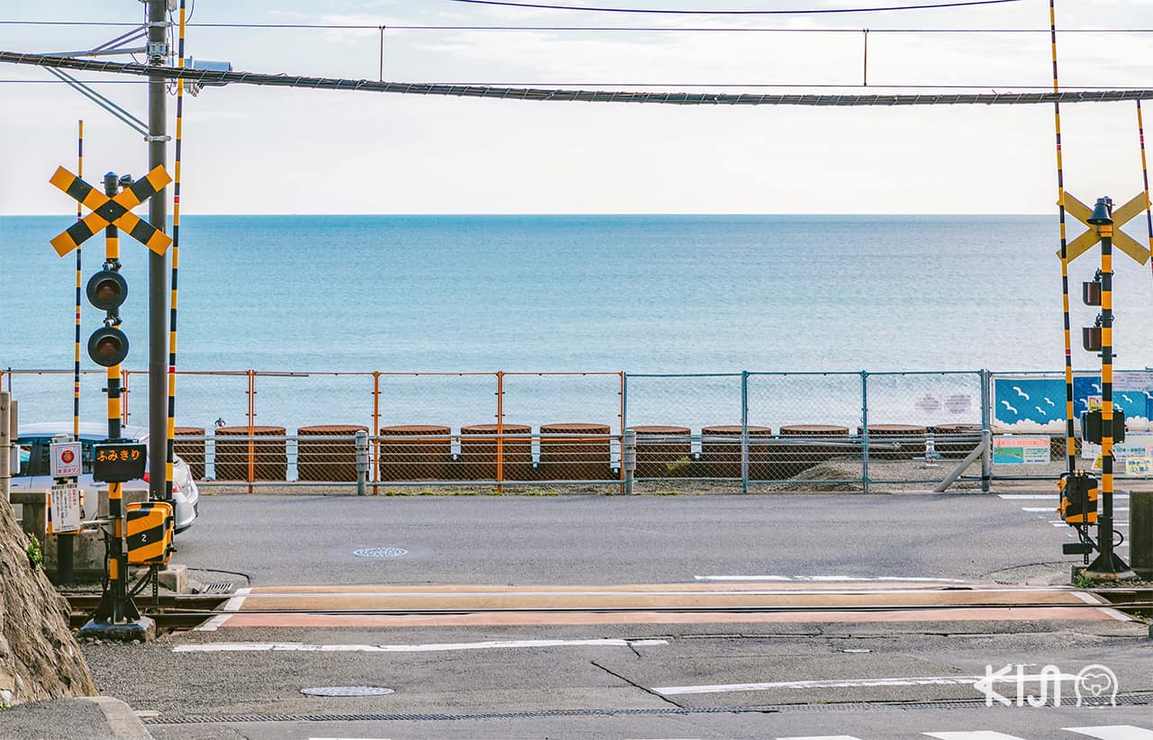 ฉากในอนิเมะญี่ปุ่นในตำนาน “แสลมดังก์ (Slamdunk)” คือสถานีรถไฟ Kamakurakokomae Station เมืองคามาคุระ (Kamakura) จังหวัดคานางาวะ (Kanagawa) 