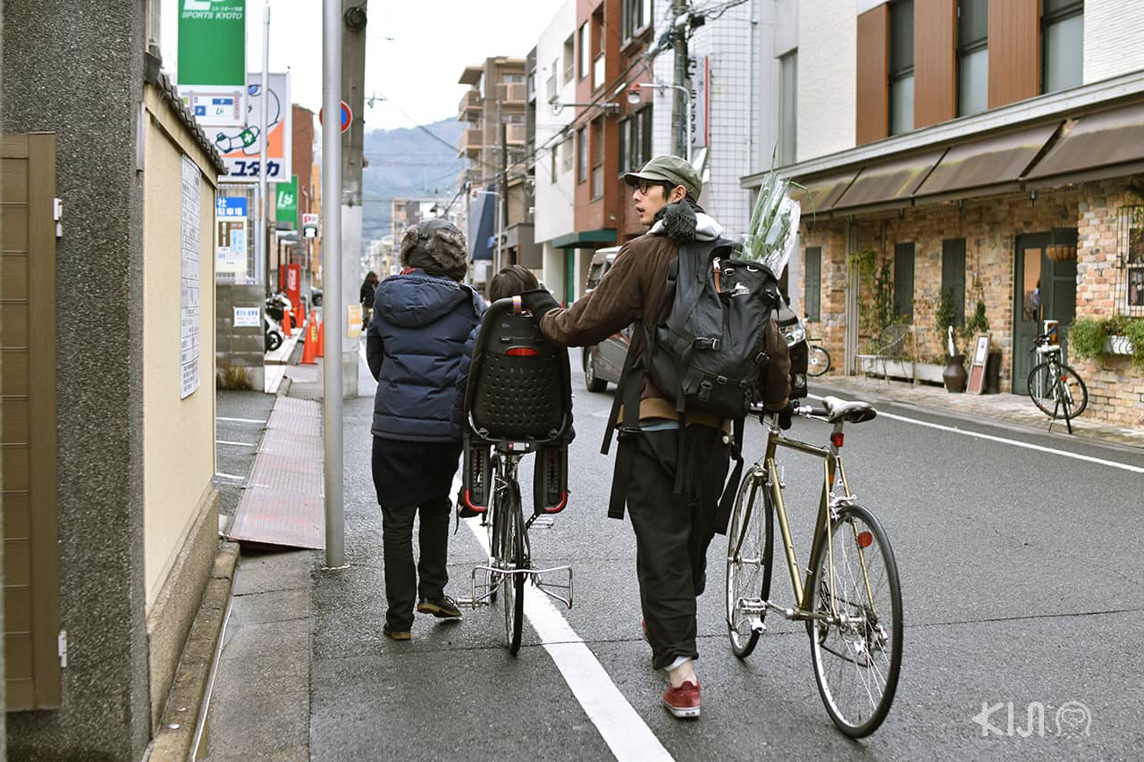 มีร้านค้าชิคคูลอยู่ตลอดสองข้างทางถนนสาย Manjuin (ถนนที่อยู่ติดกับสถานีอิชิโจจิ)