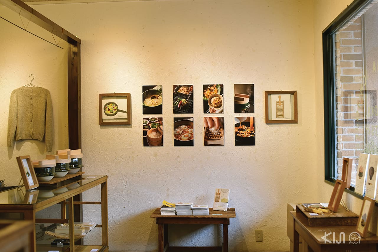 โซนขายของใช้ต่างๆ ภายในร้าน KEIBUNSHA