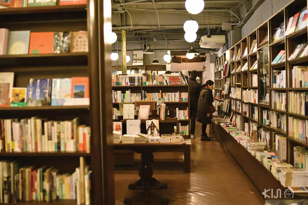 บรรยากาศภายในร้านหนังสือ ในย่านอิชิโจจิ (Ichijoji)