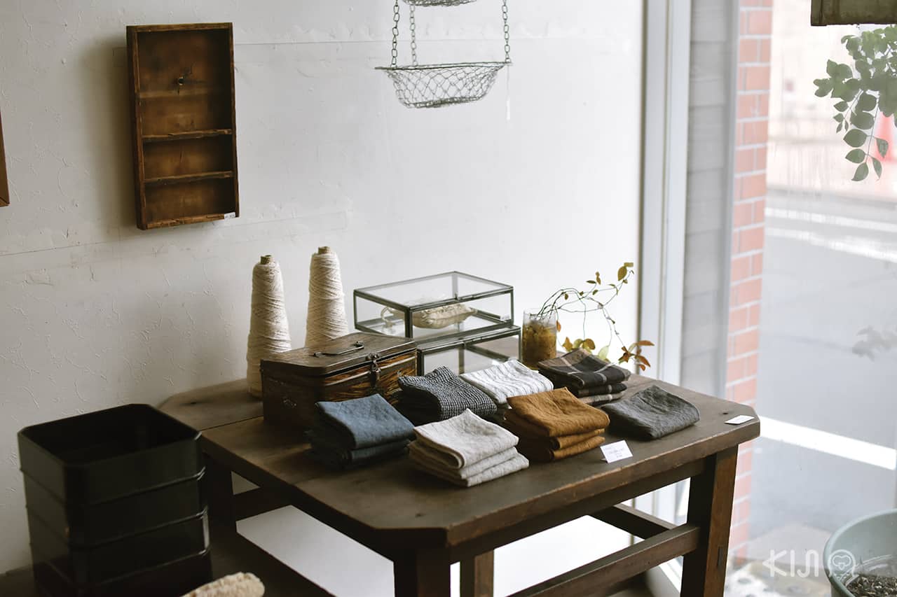 สินค้าที่ขายภายในร้าน Montique