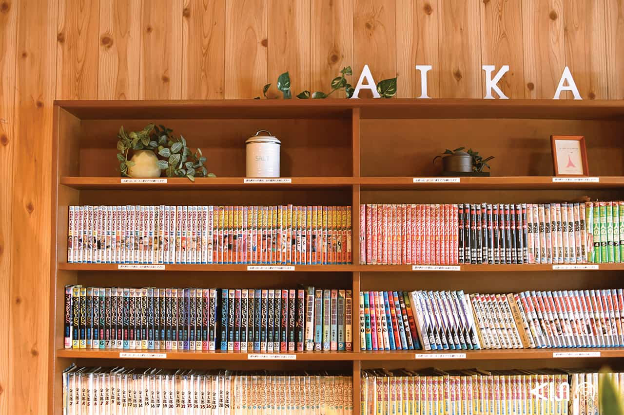 จุดเด่นของร้าน Aikamu คือมีหนังสือการ์ตูนเยอะมาก โดยลูกค้าที่เข้ามารับประทานอาหารสามารถหยิบอ่านได้ตามใจชอบ