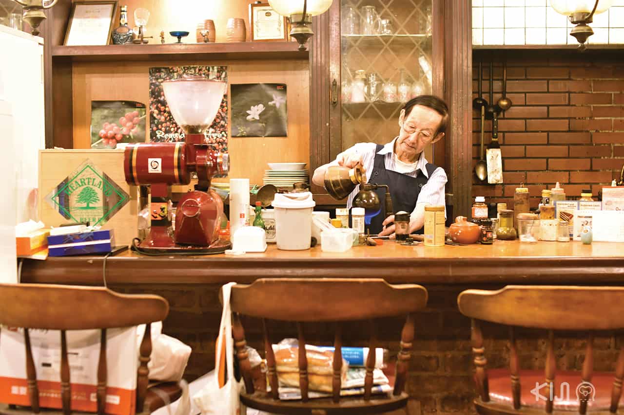 คุณตาเจ้าของร้าน Coffee House Parrot