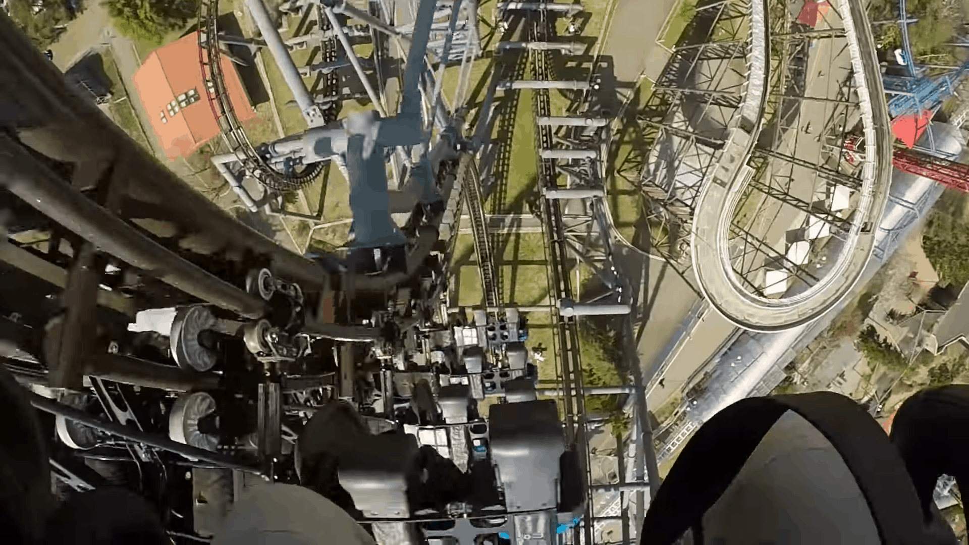 ภาพข้างล่างที่มองลงมาจากเครื่องเล่น Eejanaika