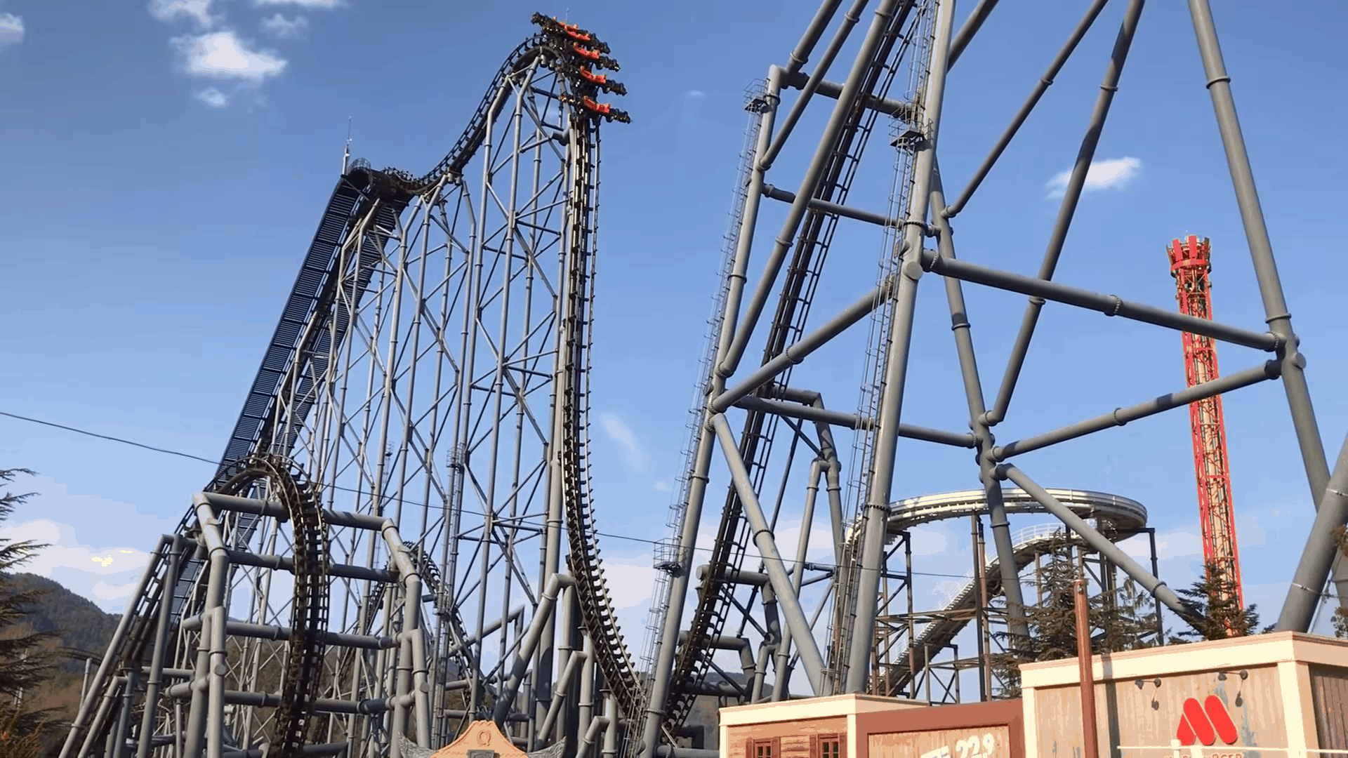 Eejanaika เครื่องเล่นที่สวนสนุก Fuji-Q Highland