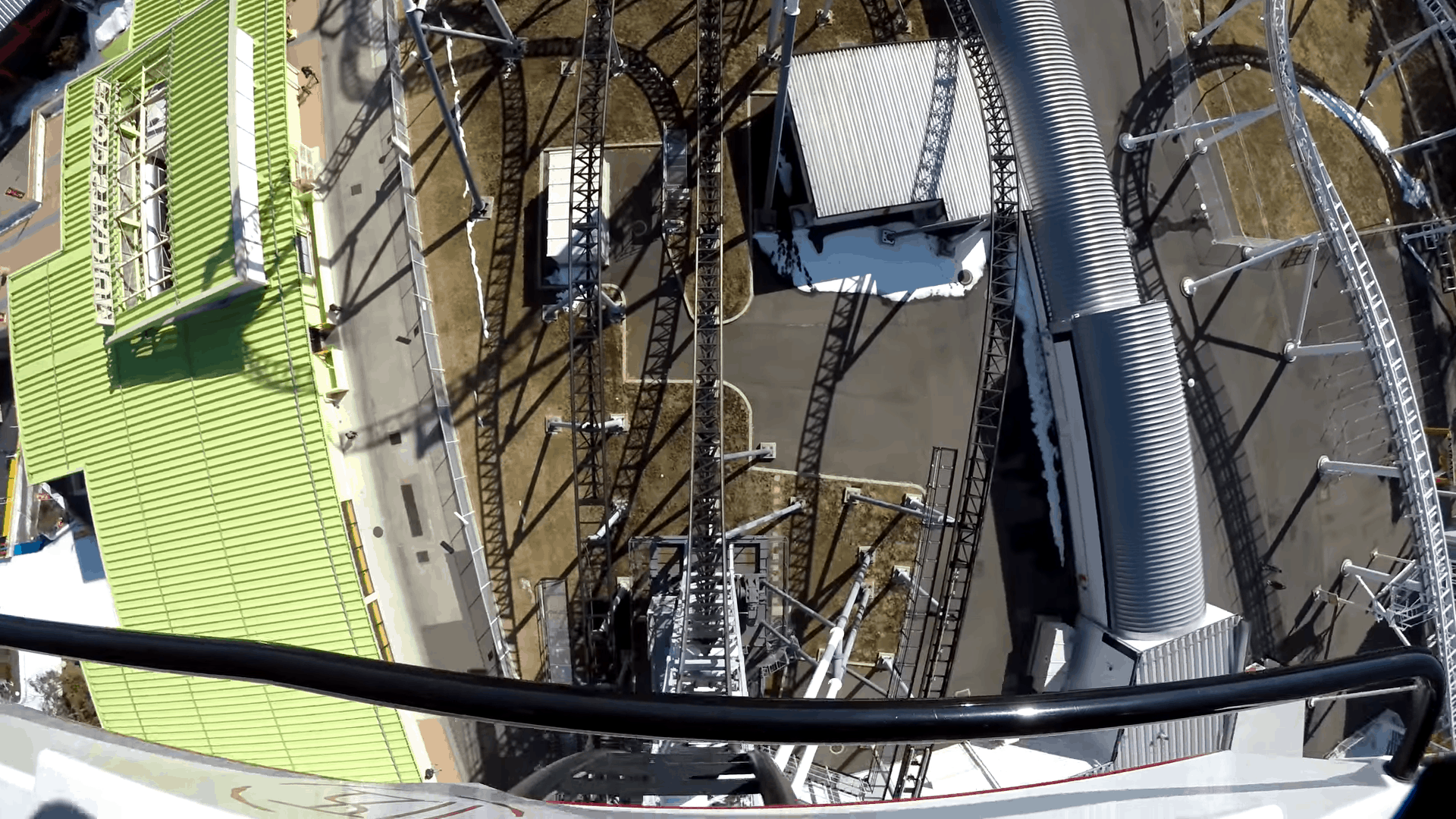 Takabisha เครื่องเล่นจะไต่ระดับขึ้นไปบนแท่นจุดสูงสุดอย่างช้าๆ และพุ่งลงมาข้างล่าง 121 องศา