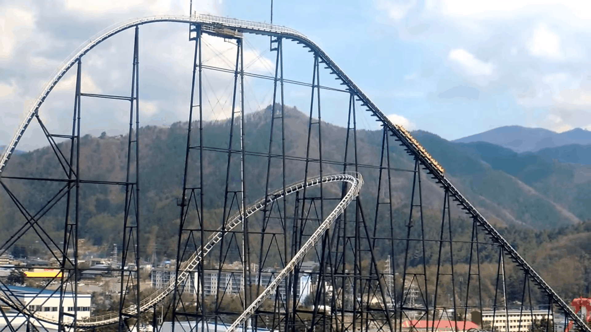 Fujiyama เครื่องเล่นที่สวนสนุก Fuji-Q Highland