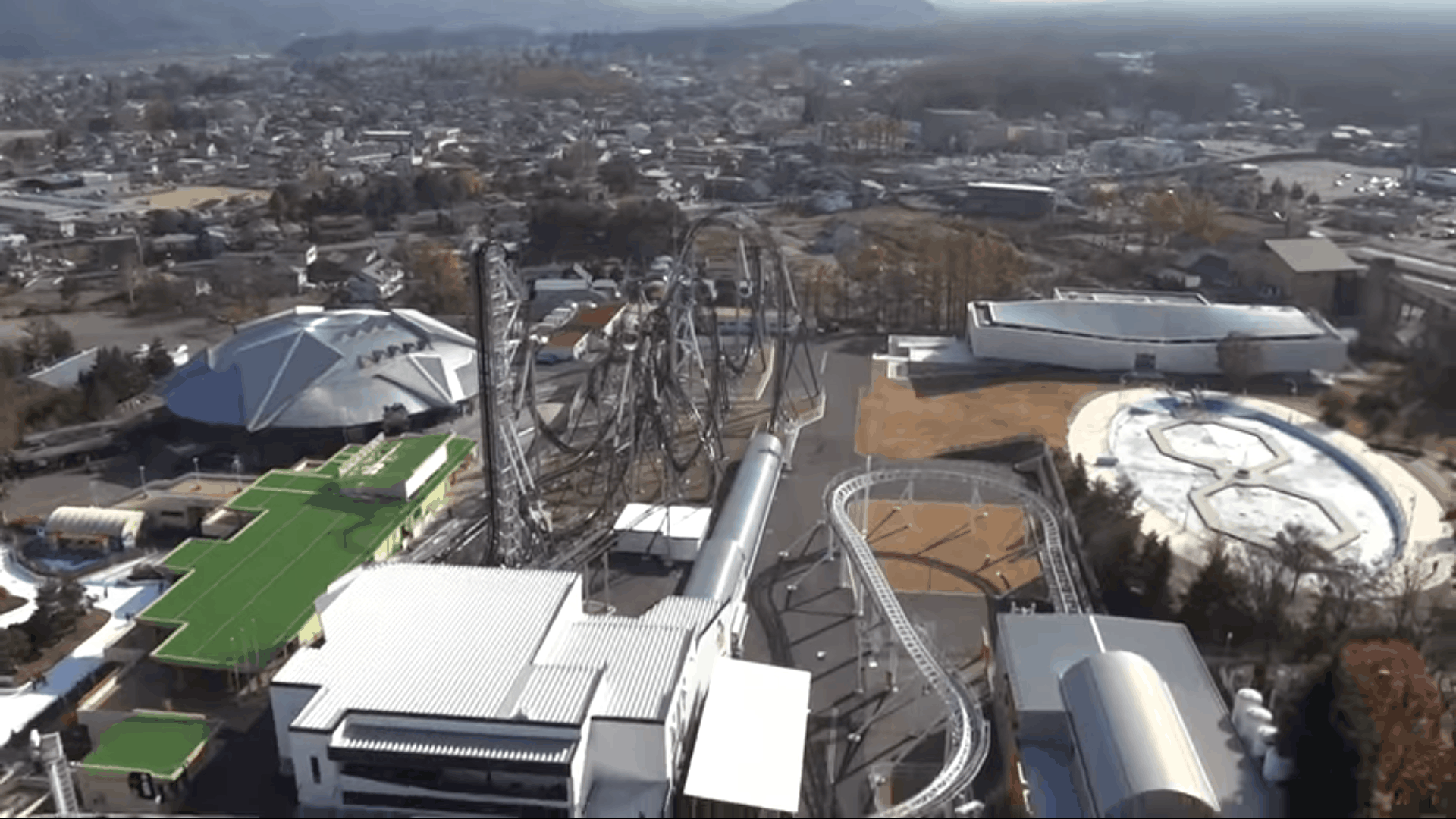 ภาพบรรยากาศข้างล่างเมื่อมองลงมาจากเครื่องเล่น Fujiyama