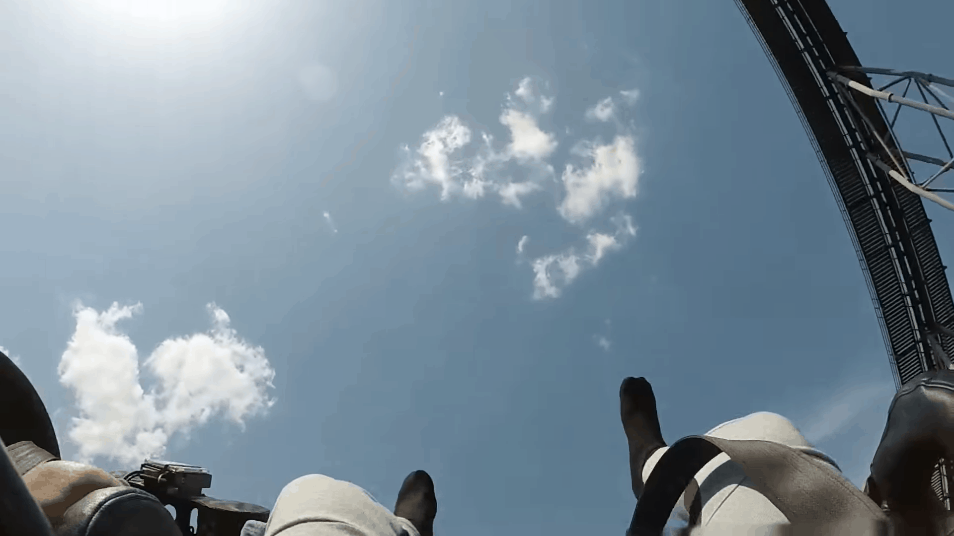 Eejanaika คือ ความเป็นเครื่องเล่น 4 มิติ โดยขณะที่รถไฟแล่น ที่นั่งผู้เล่นจะหมุน 360 องศา