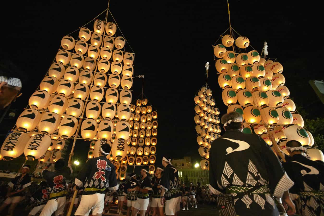 เทศกาลอาคิตะคันโต (Akita Kanto Festival) จัดขึ้นใน หน้าร้อน ของภูมิภาค โทโฮคุ