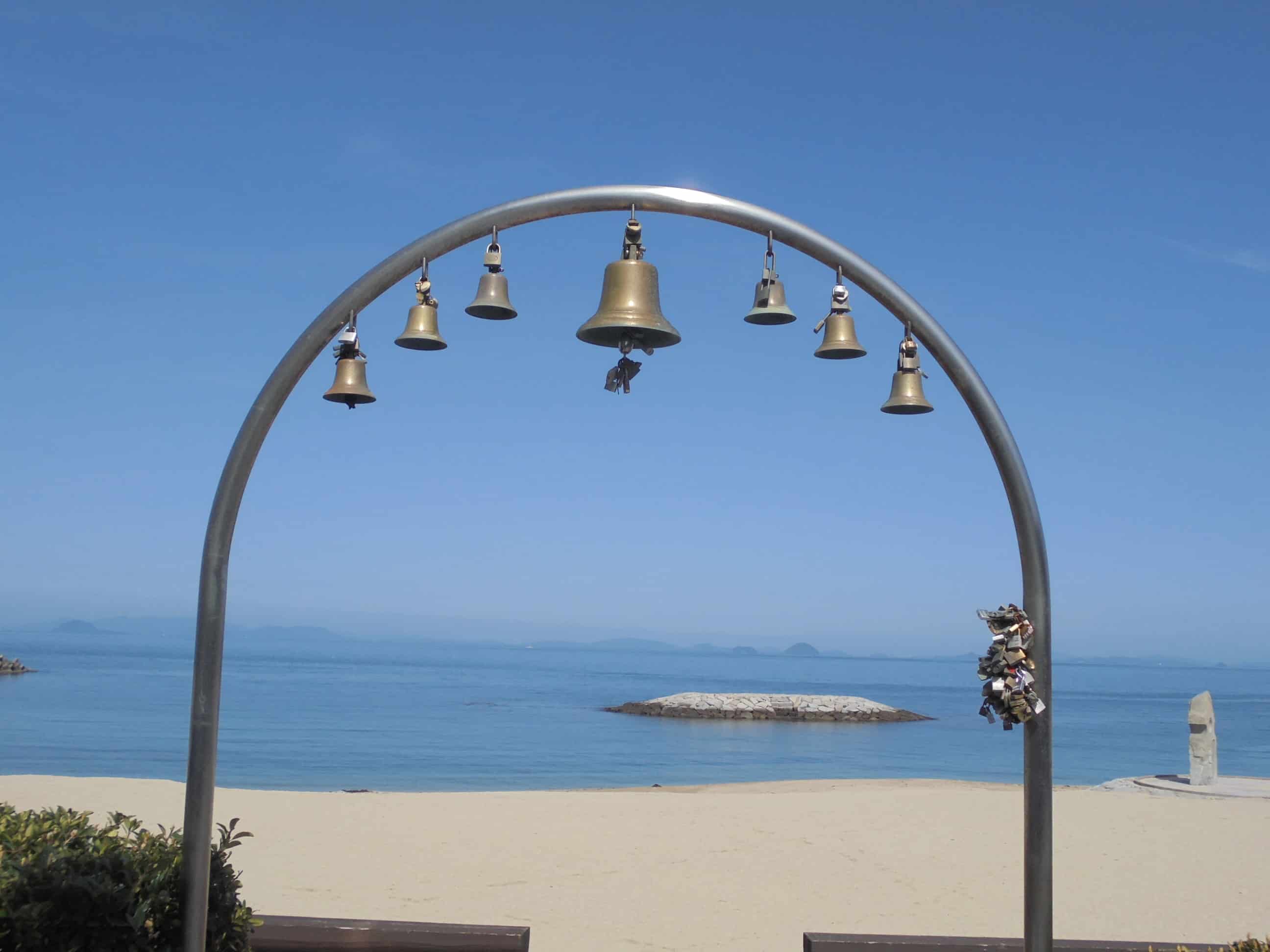 ซุ้มประตูกระดิ่ง ที่ฟุทามิ ซีไซด์ พาร์ค