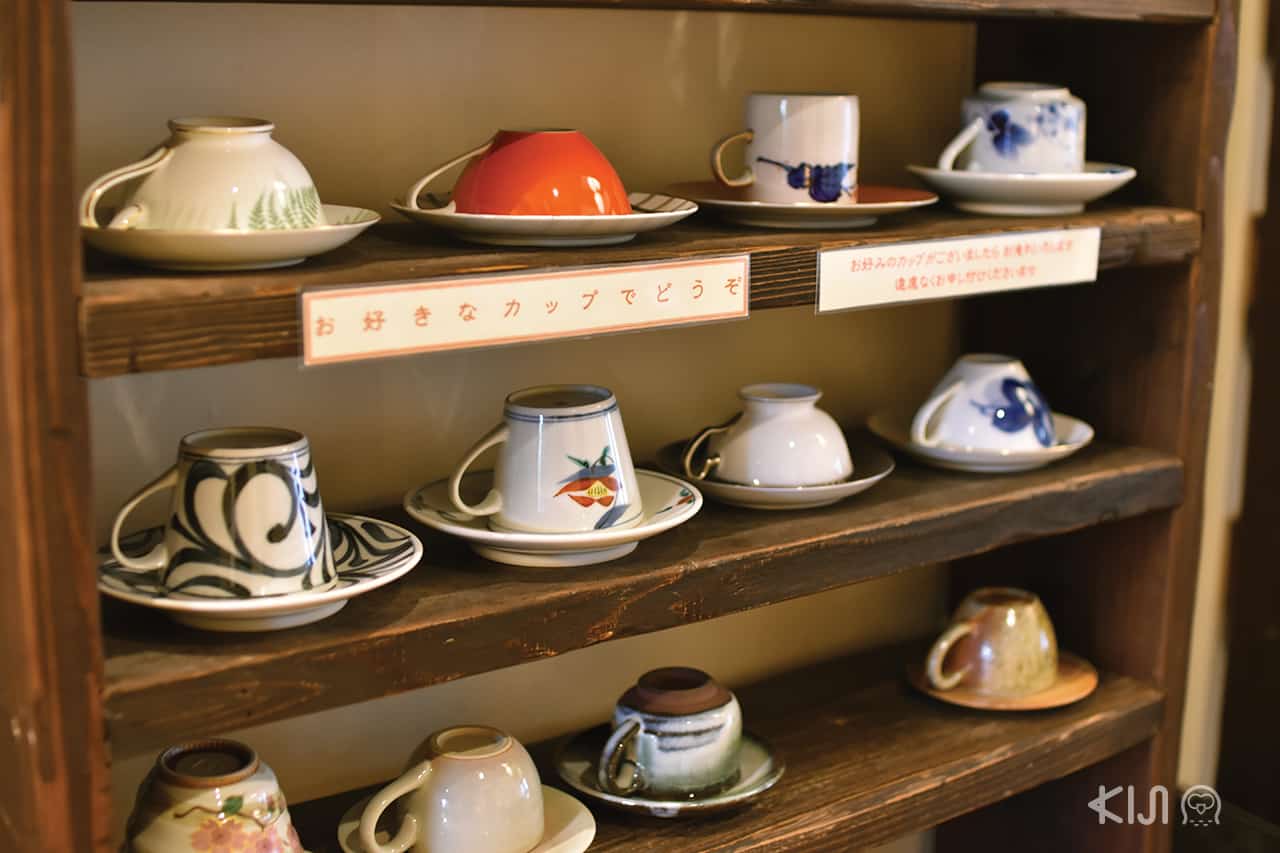 ที่ร้าน Coffee Satou ให้ลูกค้าสามารถเลือกแก้วเซรามิกแบบที่ตัวเองชอบได้