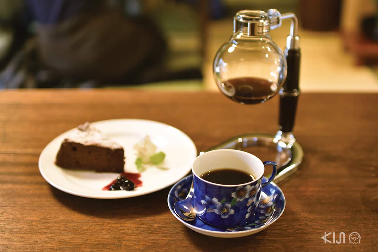 กาแฟดำจากแก้วที่เลือกเอง กินชีสเค้กโฮมเมด ของร้าน Coffee Satou