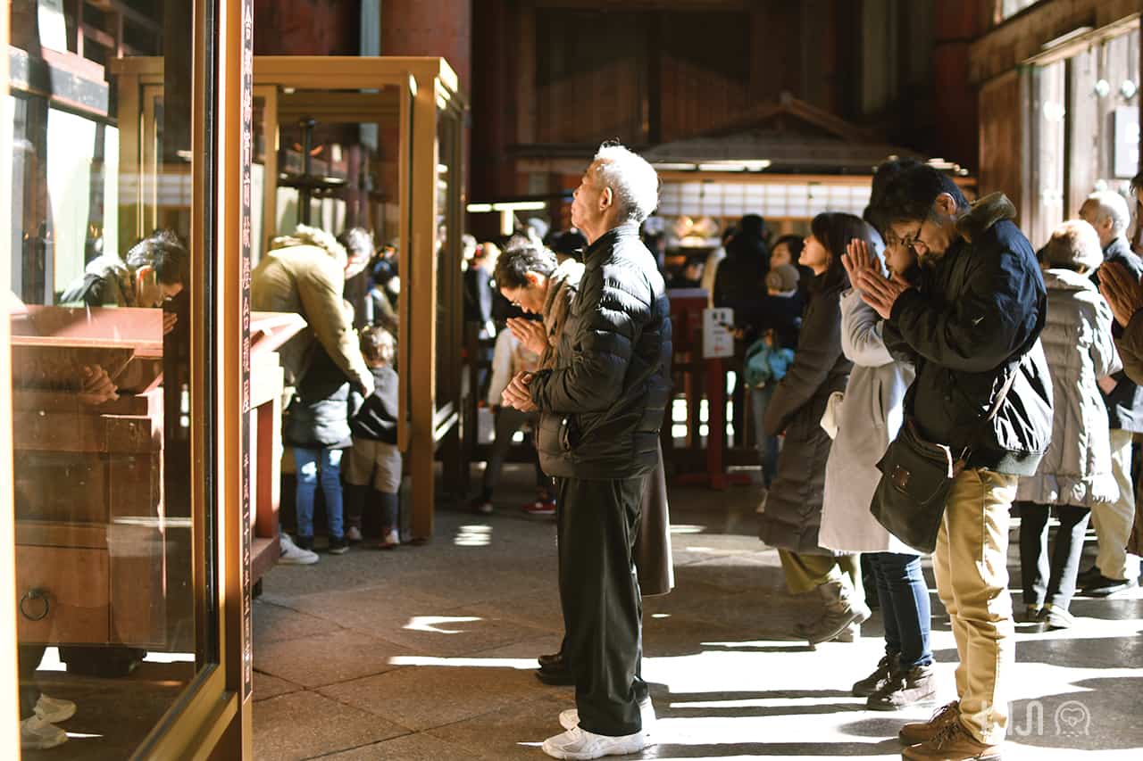 ผู้คนจำนวนมากเข้าสักการะบูชาสิ่งศักดิ์สิทธิ์กันที่วัดโทไดจิ (Todaiji Temple)