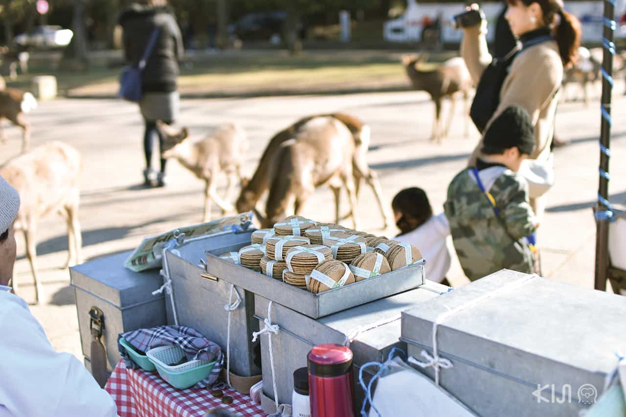 ขนมเซมเบ้ที่วางขายตามรายทางที่ Nara Park