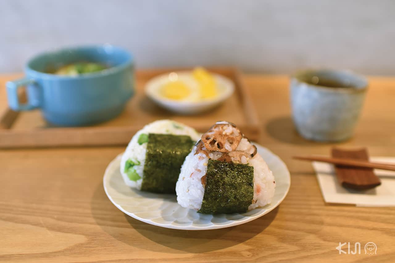 เซ็ตโอนิกิริ ข้าวปั้นไส้ผักกับรากบัวของร้าน Minamo