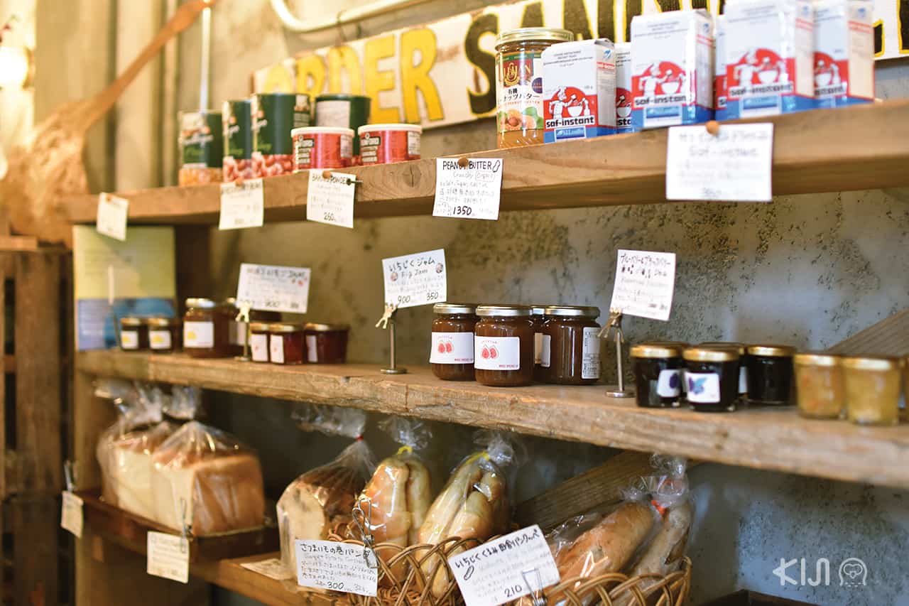 ขนมปัง แยม และของทานคู่กับขนมปังที่วางขายในร้าน Mia’s Bread