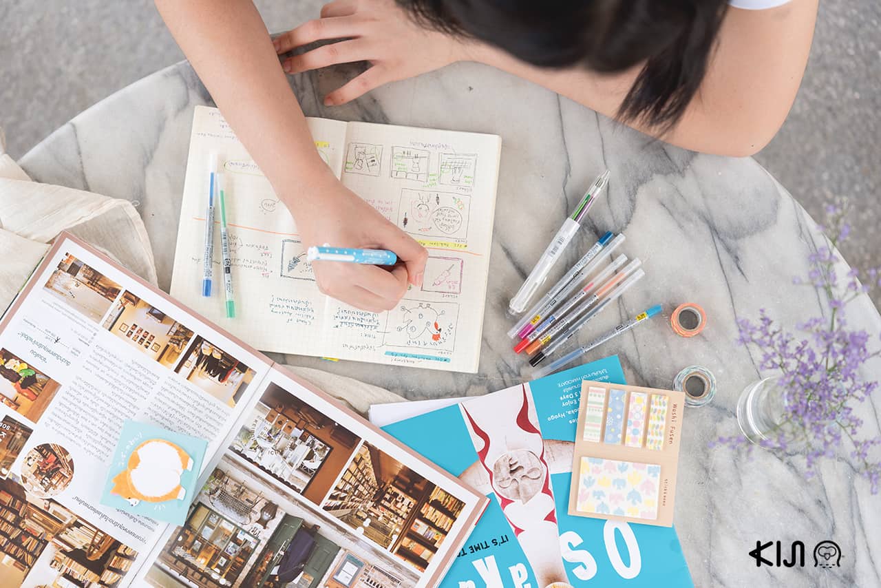 นักเขียนของคิจิใช้ ปากกา uni Style Fit 