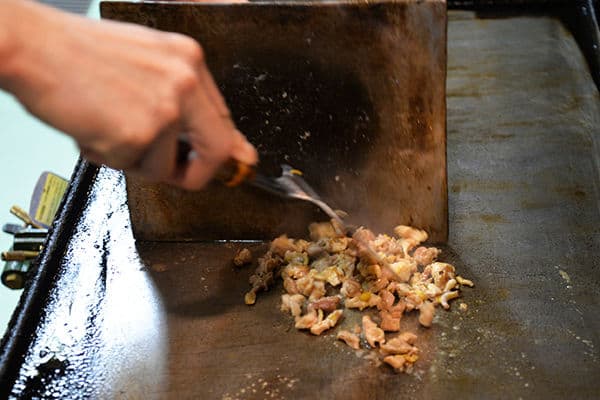 เชฟกำลังทำไก่ย่างอิมาบาริ