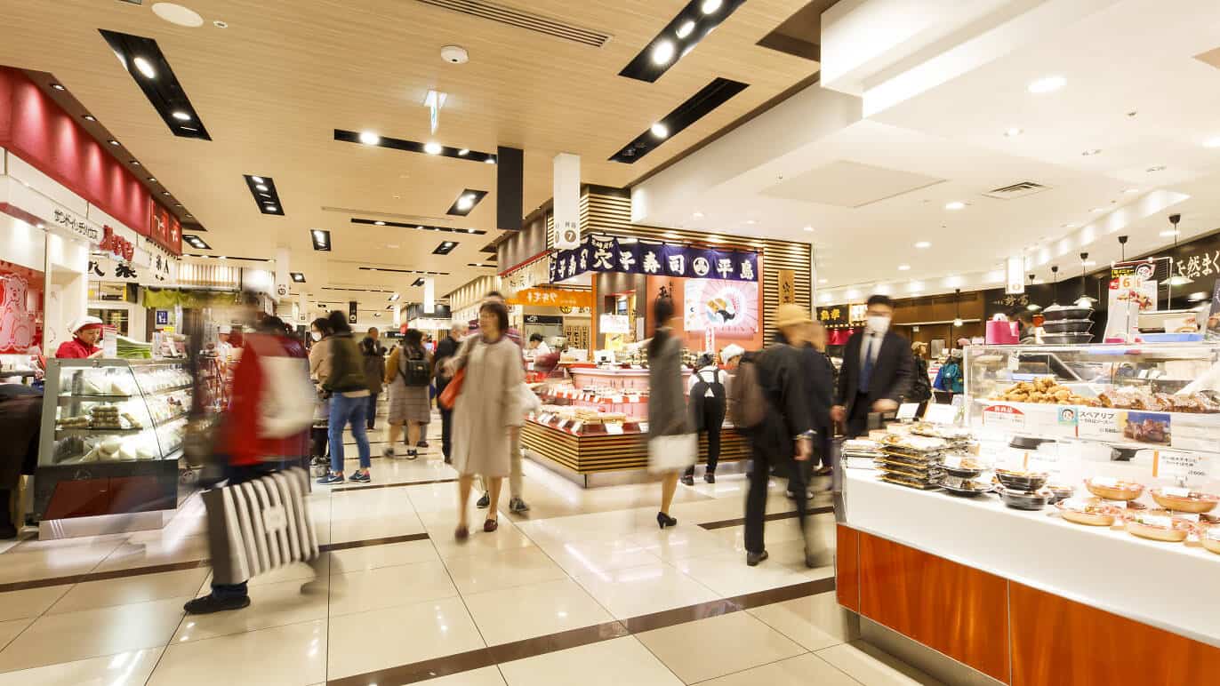 บรรยากาศภายใน เดปาจิกะ (Depachika) ของห้างสรรพสินค้าในญี่ปุ่น