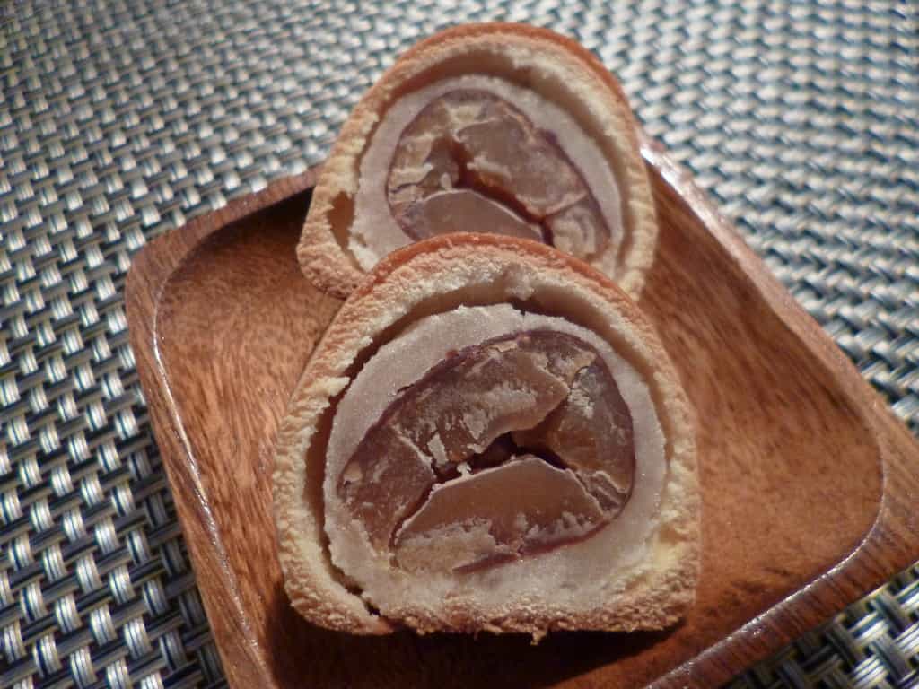 ขนมฮิโตสึกุริ แบบผ่าครึ่งให้เห็นไส้ข้างใน