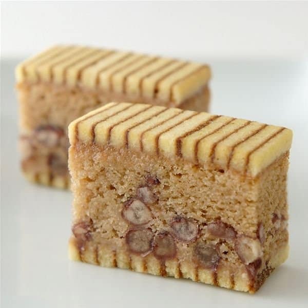 ในเนื้อเค้กขนมซากะนิชิกิ มีส่วนผสมของเกาลัดและถั่วอะซูกิ (Azuki bean)