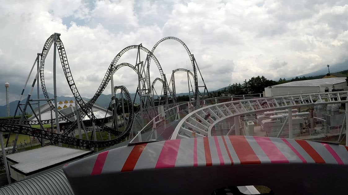 Do-Dodonpa เครื่องเล่นที่สวนสนุก Fuji-Q Highland