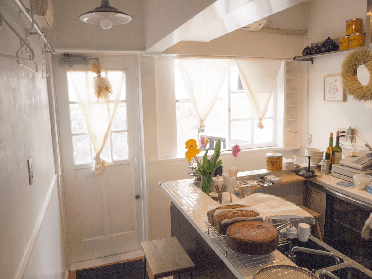 บรรยากาศภายใน คาเฟ่ Kissa Humuhumu ที่ โตเกียว