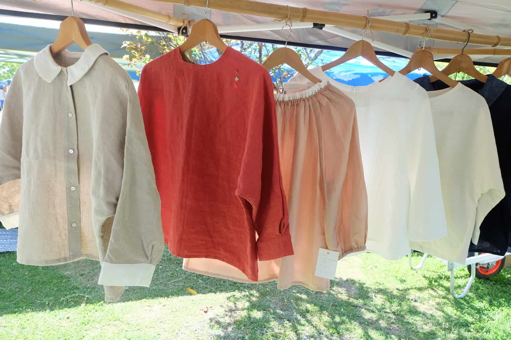 ที่ตลาดออแกนิก (Kochi Organic Market) ก็มีเสื้อผ้าขายเหมือนกัน