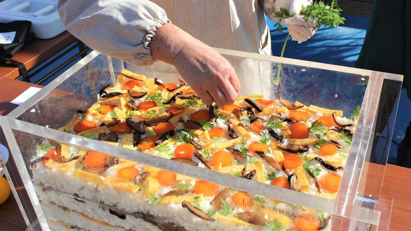 โคเคระ ซูชิ (Kokera Sushi) เป็นข้าวปั้นวางซ้อนทับๆ กัน