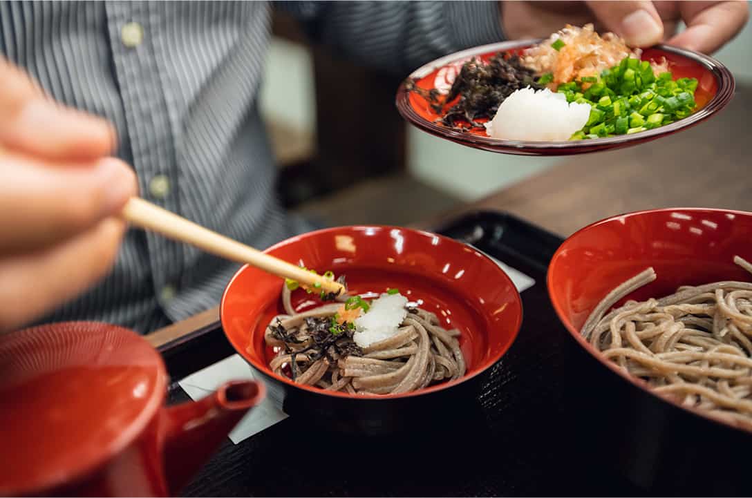 Shimanekko Bus Tour ทานอาหารกลางวันกันที่สวนมัตสึเอะ ในเซตอาหารก็จะมีโซบะเป็นหลักและเครื่องเคียงต่างๆ