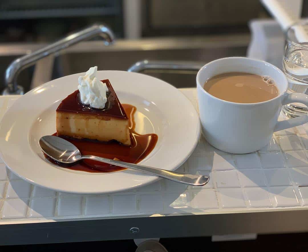 ขนมเค้กและกาแฟจากร้าน Kissa Humuhumu