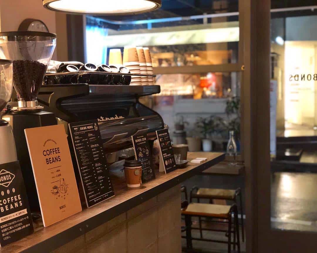 ภายใน คาเฟ่ BONDS Meguro ที่ โตเกียว